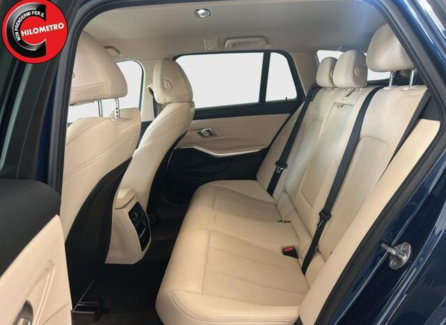 
								BMW 330 i xDrive Touring full									